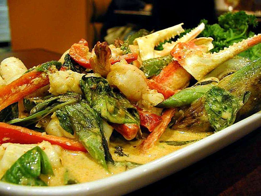 Thai_food_crabs_claws_basil.jpg
